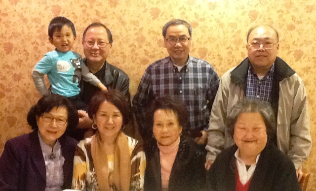 好友黃以功夫婦及王保美姊妹來與李牧師夫婦共慶結婚50周年