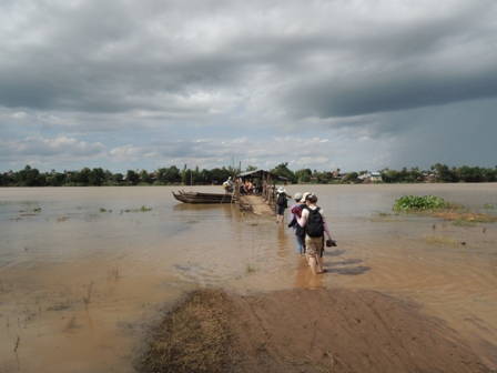 搭船去鄉下離島, 回程因為淹水,橋面一半淹在泥水裡, 我們只好...涉水而過去搭船!