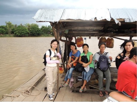 搭船去鄉下離島, 回程因為淹水,橋面一半淹在泥水裡, 我們只好...涉水而過去搭船!