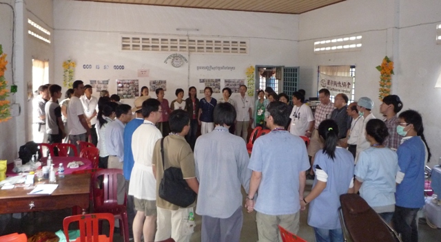 柬埔寨的需要迫切，同工們齊心禱告的照片。